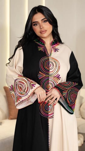 جلابية بلون بيج واسود مطرزة