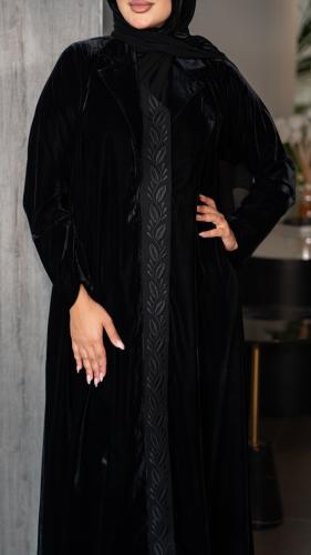 عباية بليزر مخمل مع تطريز من الامام