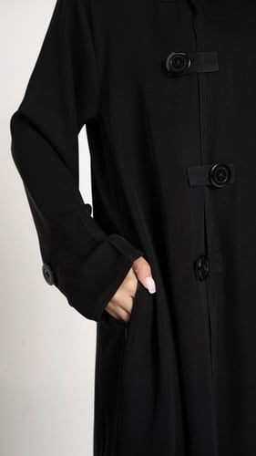 عباية تتقفل بأزرة جانبية