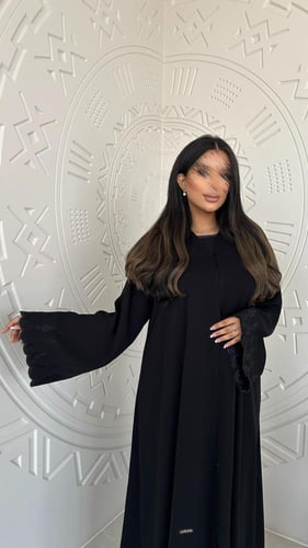 عباية باكمام مطرزة