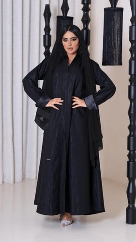 عباية بخامة لامعة واكمام مثنية