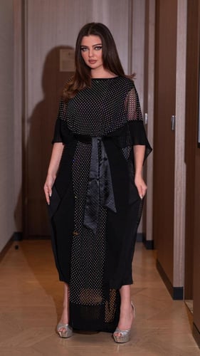 فستان أسود مخرم بحزام