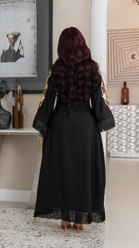 فستان اسود بهدب