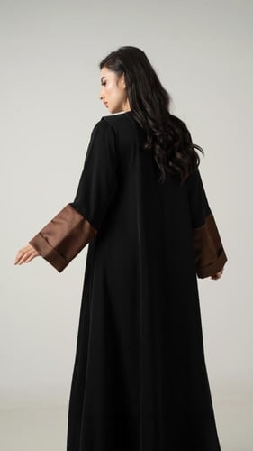 عباية بياقة عريضة