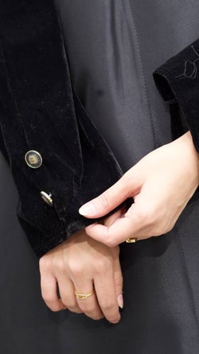 عباية شتوية بياقة رسميه واكمام قطيف