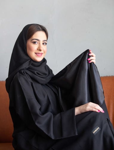 طرحة اسود مبطنه بحرير ساتان