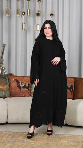 عباية سوادء مطرزه بأطراف ورد
