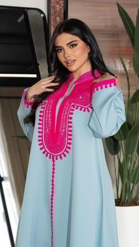 جلابية بلون سماوي ووردي