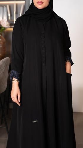عباية بقميص مقلم واكمام مثنية