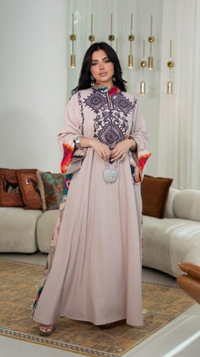 جلابية مطرزة بلون بنفسجي