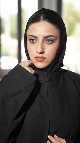 عباية ساده بياقة ناعمة