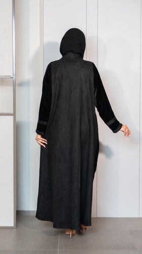 عباية مخمل مطرزة بورد