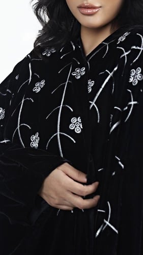 عباية بشت مخمل بتطريز ابيض