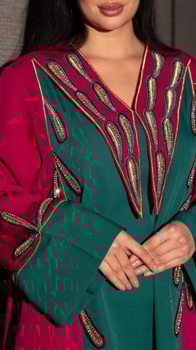 جلابية بياقة كبيرة مطرزة