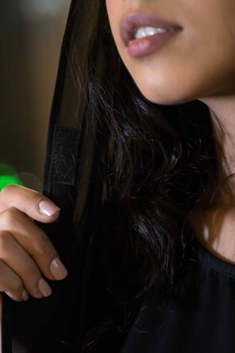 طرحة سوداء بلزق