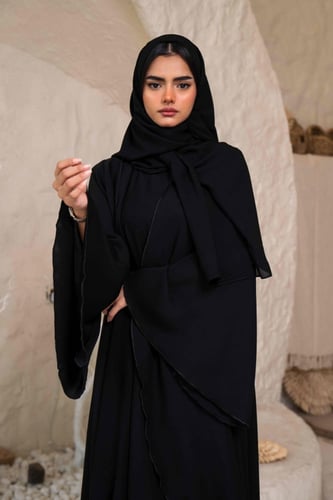 عباية اسود مع فستان ساده