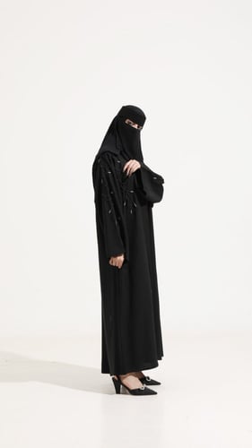 عباية بتطريز على الاكتاف