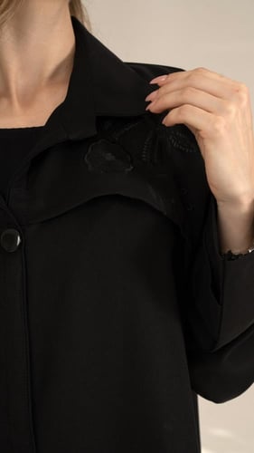 عباية بقصة بالطو مطرزة وبجيوب