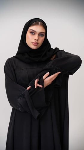 عباية بكسرات واكمام مطرزة باسود