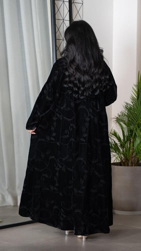 عباية مخمل مطرزة بالكامل