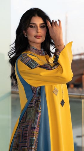 جلابية بلون اصفر والجوانب ملونة