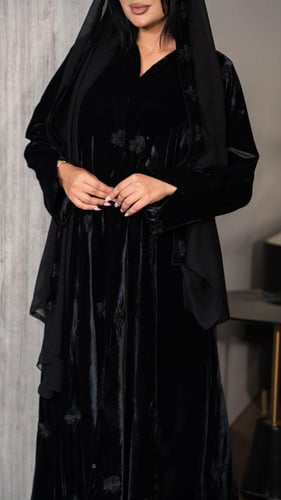 عباية شتوية مخمل بتطريز ورد