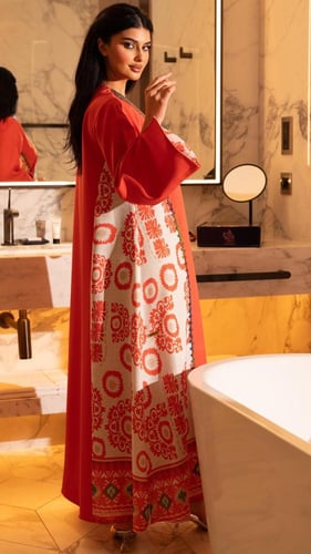 جلابية بلون برتقالي وبتطريز ملون