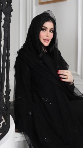 عباية مع طرحه بخامة تُل مبطنة ومطرزة بالخرز وترتر