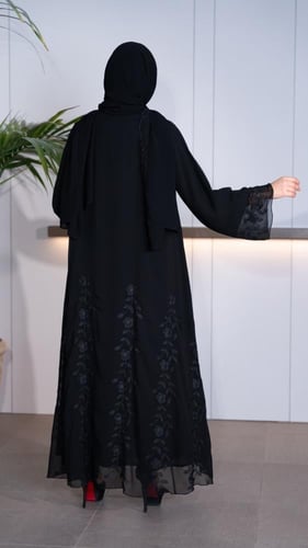 عباية شيفون مطرزة بورد