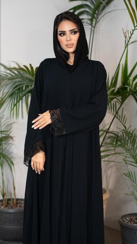 عباية باكمام دانتيل والاسفل طبقتين مزين بترتر