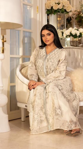 جلابية بلون ابيض وفضي