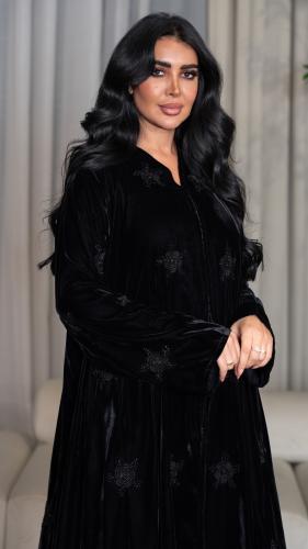 عباية شتوية مخمل مطرزه بالخرز اسود