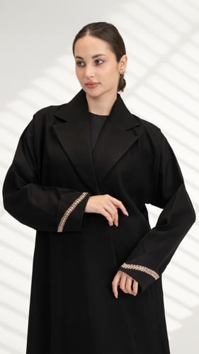 عباية رسمية بتطريز من الخلف