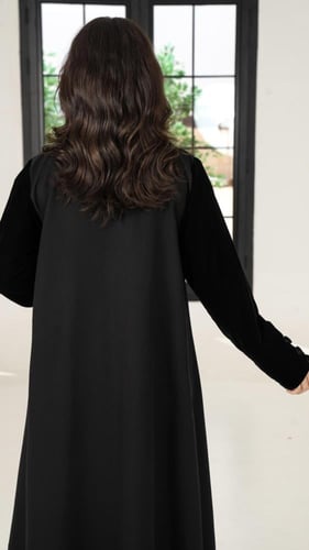 عباية بياقة واكمام مخمل