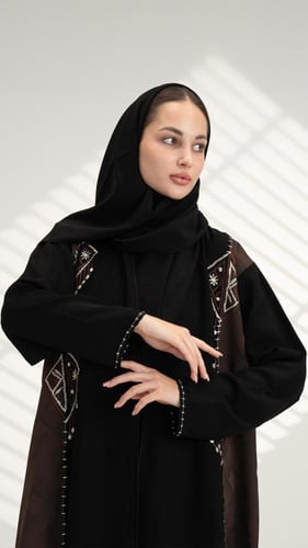 عباية بتطريز سكري وبني