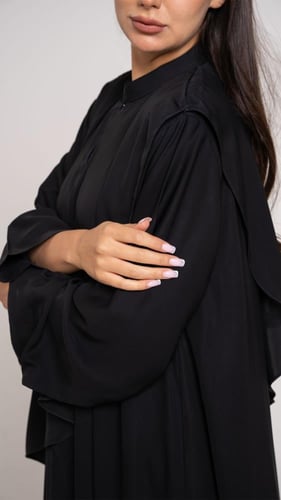 عباية مقفلة بقطعة على الصدر