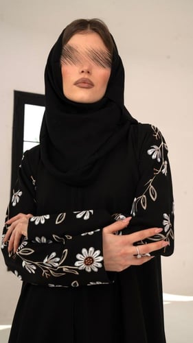 عباية باكمام مطرزة بورود