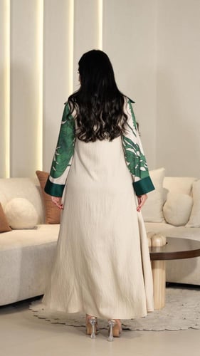 جلابية مطرزة بلون زيتي وابيض