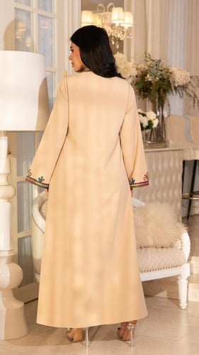 جلابية مطرزة بخيوط ملونة