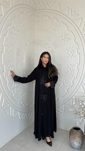 عباية كريب ملكي بتطريز بارز من الجنب