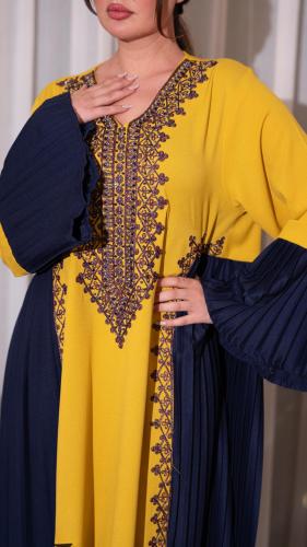 جلابية مطرزة بلون اصفر وكحلي