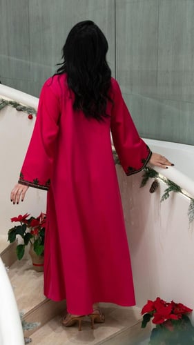 جلابية بلون وردي مطرزة بزيتي