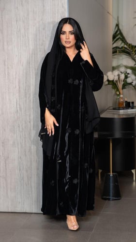 عباية شتوية مخمل بتطريز ورد