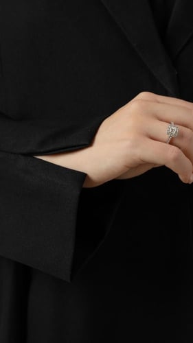 عباية بليزر بكسرات من الخلف