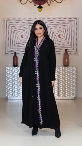 عباية بتطريز ملون من الأمام