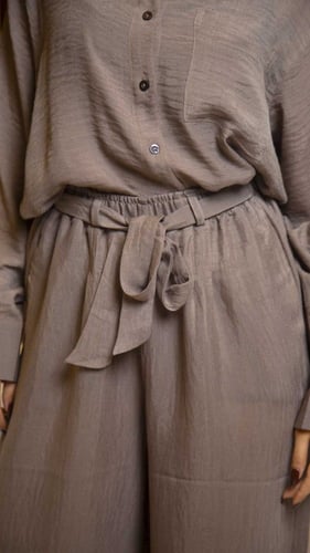 طقم قميص وبنطلون بيج غامق