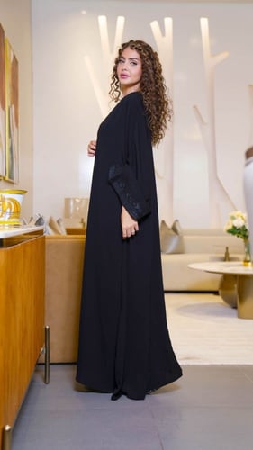 عباية بتطريز على الصدر والاكمام