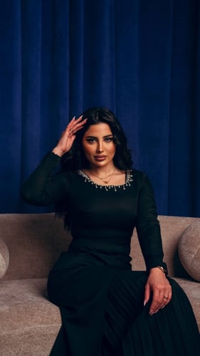 فستان سهرة اسود بقصة مكسرة