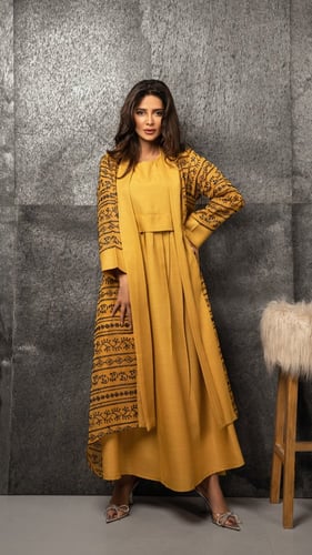 جلابية قطعتين مطرزة باسود