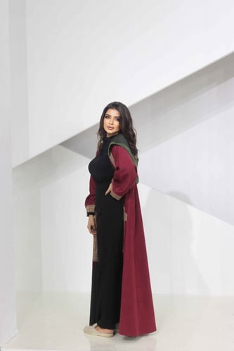 جاكيت عنابي بقبعه